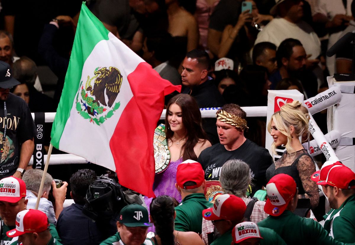 Celebración de 'Canelo' Álvarez con la bandera mexicana. 